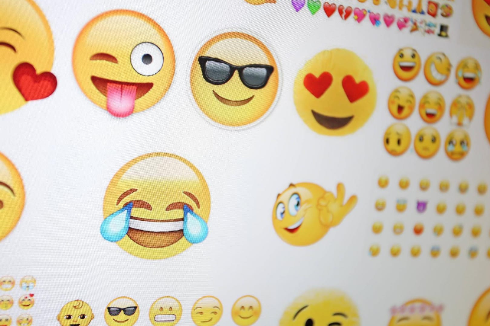 Emojis auf einem PC-Monitor: Beliebt ist "Lachen unter Tränen"