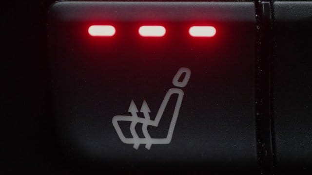 Gerade auf Kurzstrecken sollten Autofahrer im Winter auf die Sitzheizung verzichten.