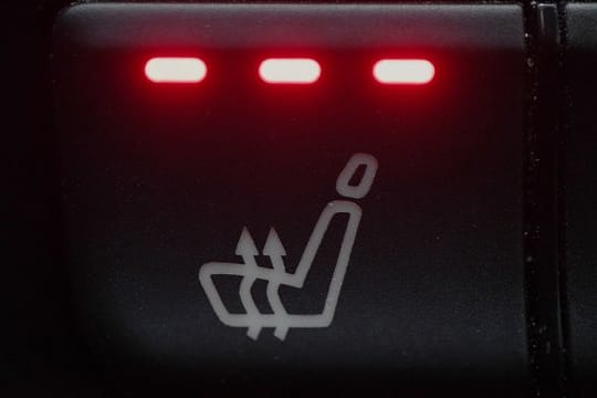 Gerade auf Kurzstrecken sollten Autofahrer im Winter auf die Sitzheizung verzichten.