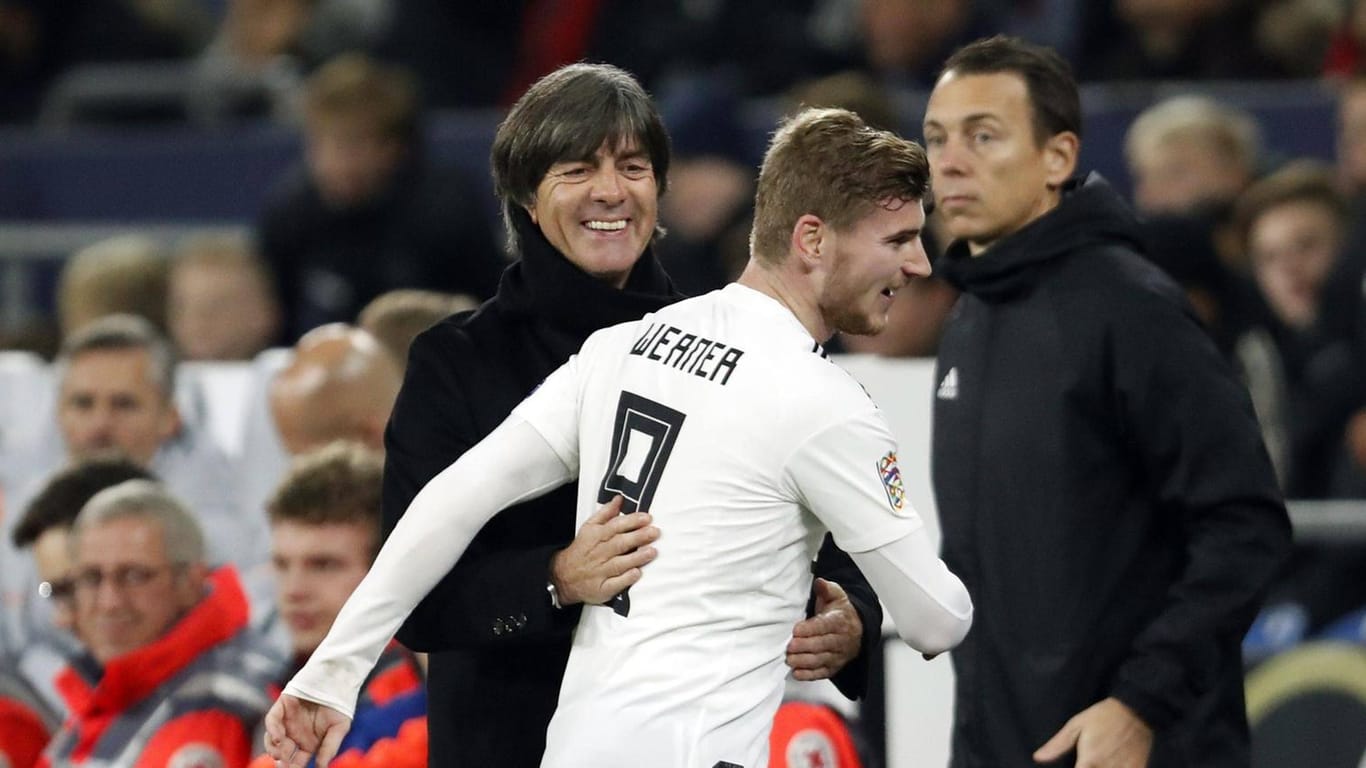 Da war die Welt noch in Ordnung: Beim Stand von 2:0 wechselt Joachim Löw in der 63. Minute Timo Werner aus.