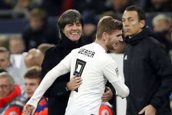 Da war die Welt noch in Ordnung: Beim Stand von 2:0 wechselt Joachim Löw in der 63. Minute Timo Werner aus.