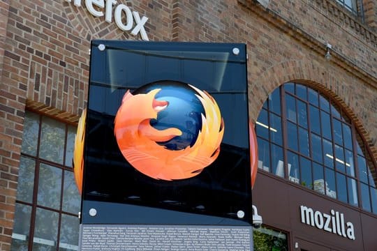 Ist eine Website gehackt, öffnet sich unterhalb der Adresszeile eine Benachrichtigung, die darüber informiert.