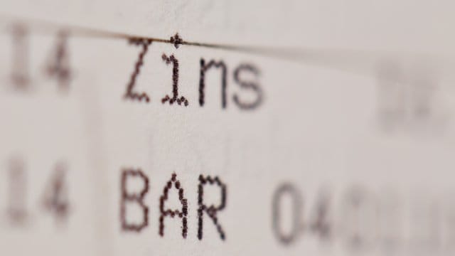 Der Zinssatz allein sagt wenig über die Rendite einer Geldanlage aus. Der Zinssatz allein sagt wenig über die Rendite einer Geldanlage aus.