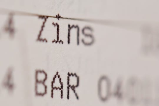 Der Zinssatz allein sagt wenig über die Rendite einer Geldanlage aus.