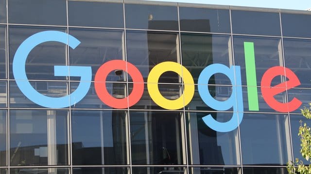 Das Logo von Google an der Fassade des Hauptsitzes des Mutterkonzerns Alphabet.