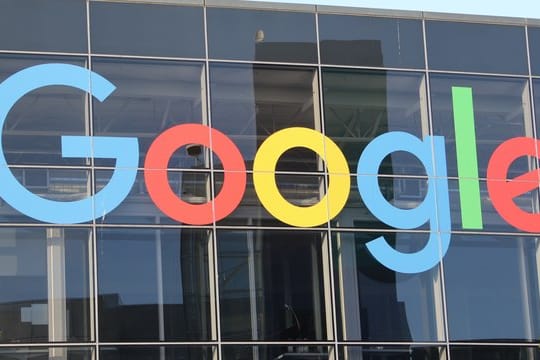 Das Logo von Google an der Fassade des Hauptsitzes des Mutterkonzerns Alphabet.