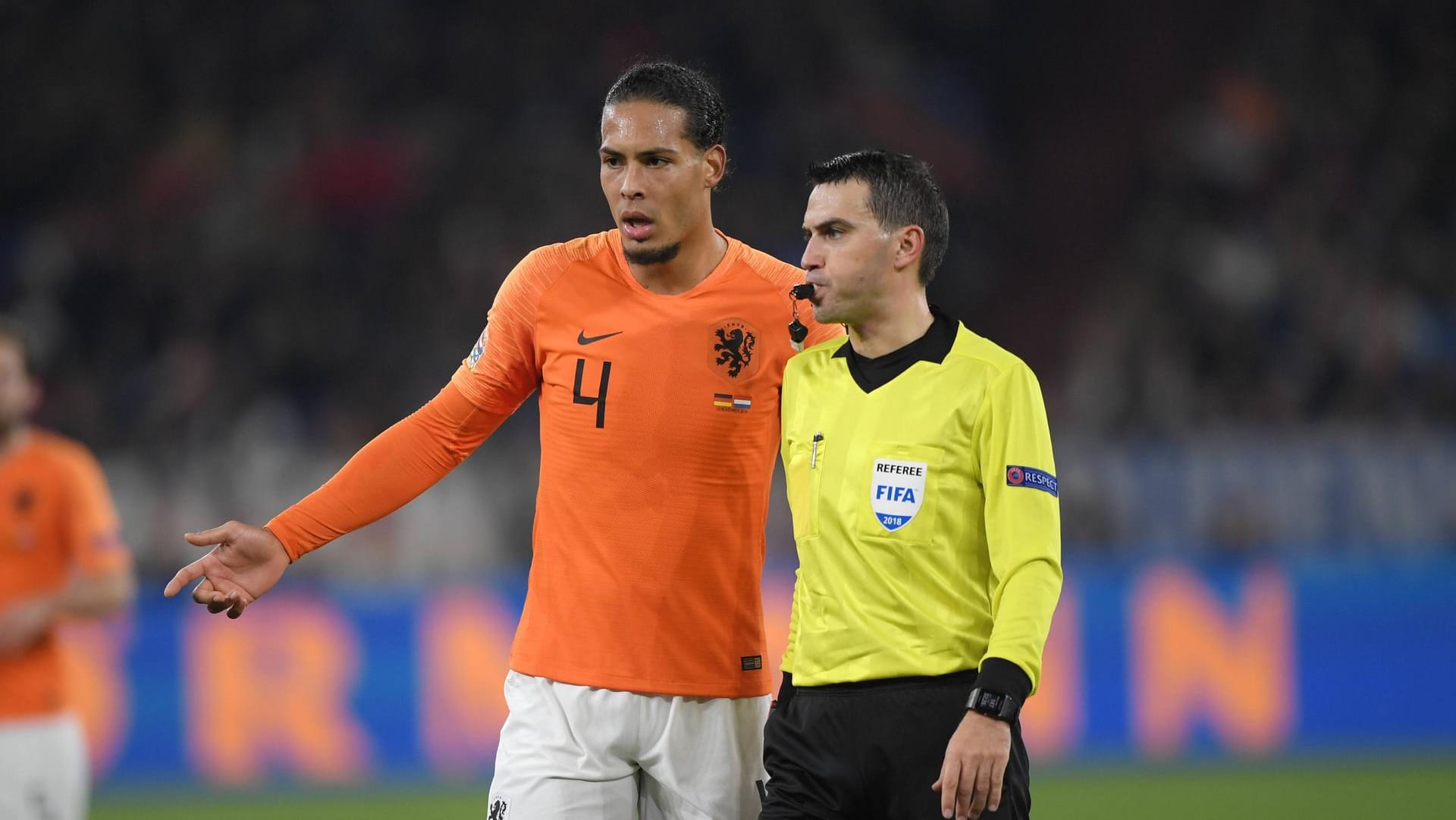 Erfuhr von einem Trauerfall in der Familie: Schiedsrichter Ovidiu Alin Hațegan (r.) wurde nach dem Länderspiel gegen Deutschland vom Niederländer Virgil van Dijk getröstet.