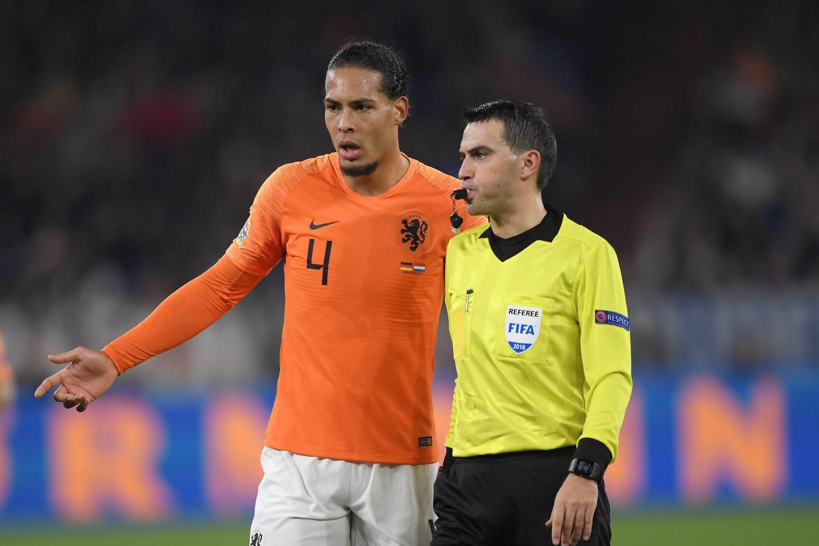 Erfuhr von einem Trauerfall in der Familie: Schiedsrichter Ovidiu Alin Hațegan (r.) wurde nach dem Länderspiel gegen Deutschland vom Niederländer Virgil van Dijk getröstet.