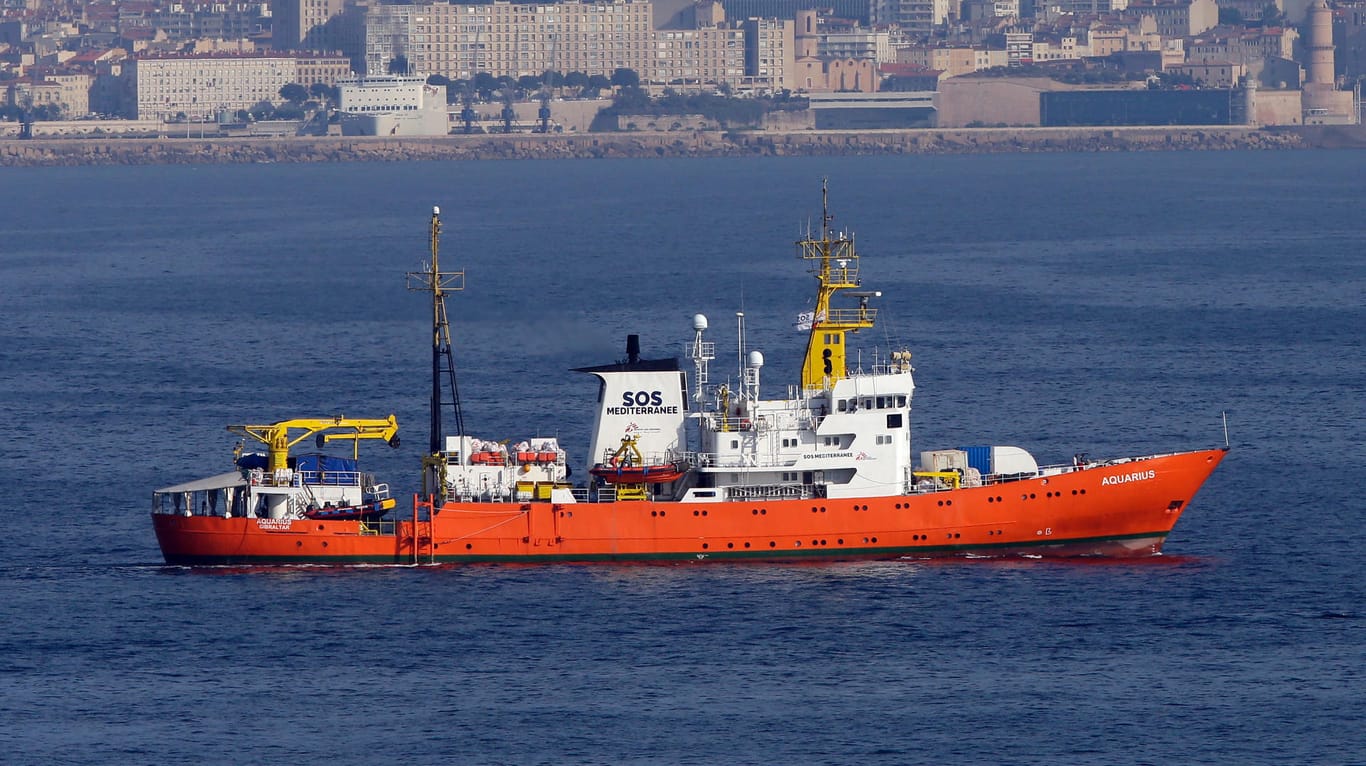Das Rettungsschiff "Aquarius": Derzeit liegt das Schiff ohne Flagge am Hafen von Marseille. (Archivbild)