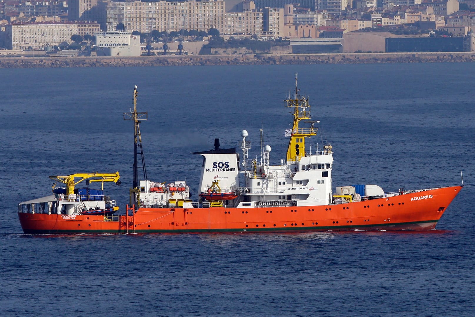 Das Rettungsschiff "Aquarius": Derzeit liegt das Schiff ohne Flagge am Hafen von Marseille. (Archivbild)