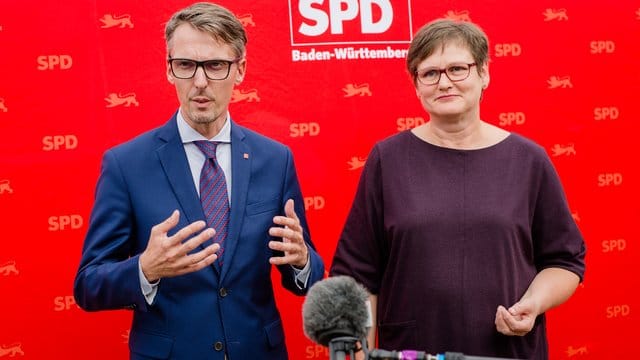 Die SPD-Vorsitzende Leni Breymaier gewinnt das Mitgliedervotum knapp, will aber nicht wieder für den Landesvorsitz antreten - im Gegensatz zu ihrem unterlegenen Stellvertreter Lars Castellucci. Die SPD-Vorsitzende Leni Breymaier gewinnt das Mitgliedervotum knapp, will aber nicht wieder für den Landesvorsitz antreten - im Gegensatz zu ihrem unterlegenen Stellvertreter Lars Castellucci.