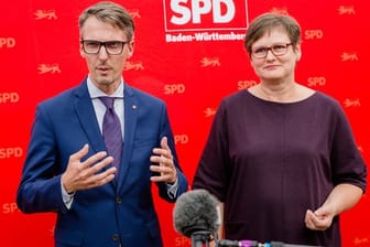 Die SPD-Vorsitzende Leni Breymaier gewinnt das Mitgliedervotum knapp, will aber nicht wieder für den Landesvorsitz antreten - im Gegensatz zu ihrem unterlegenen Stellvertreter Lars Castellucci.