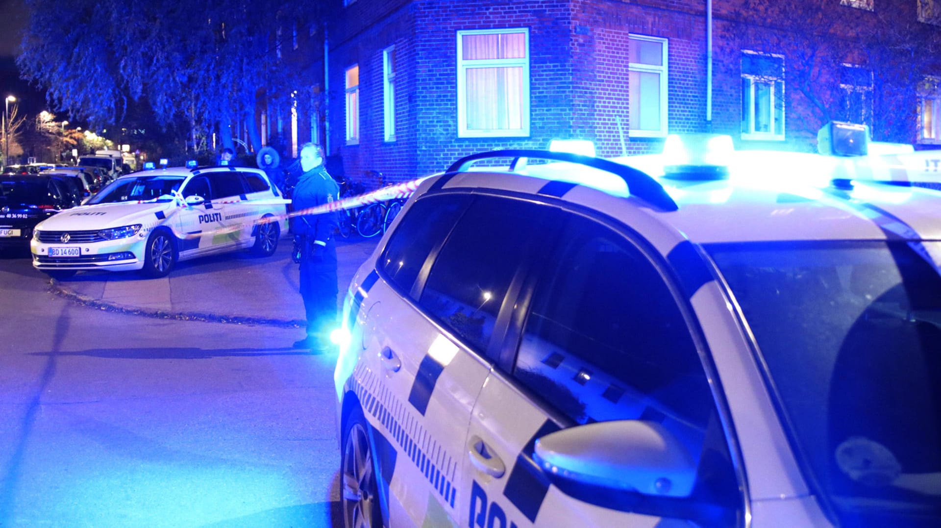 Polizeiautos in der Nähe des Tatorts in Kopenhagen: Im Jahr 2012 war es Yasar mit Hilfe eines Exitprogramms gelungen, aus der Bande auszusteigen. Polizeiautos in der Nähe des Tatorts in Kopenhagen: Im Jahr 2012 war es Yasar mit Hilfe eines Exitprogramms gelungen, aus der Bande auszusteigen.