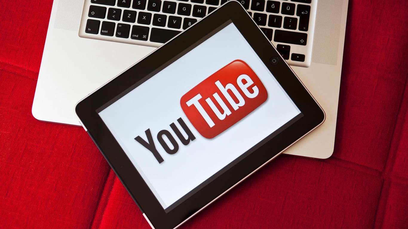 Ein Tablet mit dem YouTube-Logo: Die Videoplattform zeigt in den USA ausgewählte Spielfilme kostenlos.