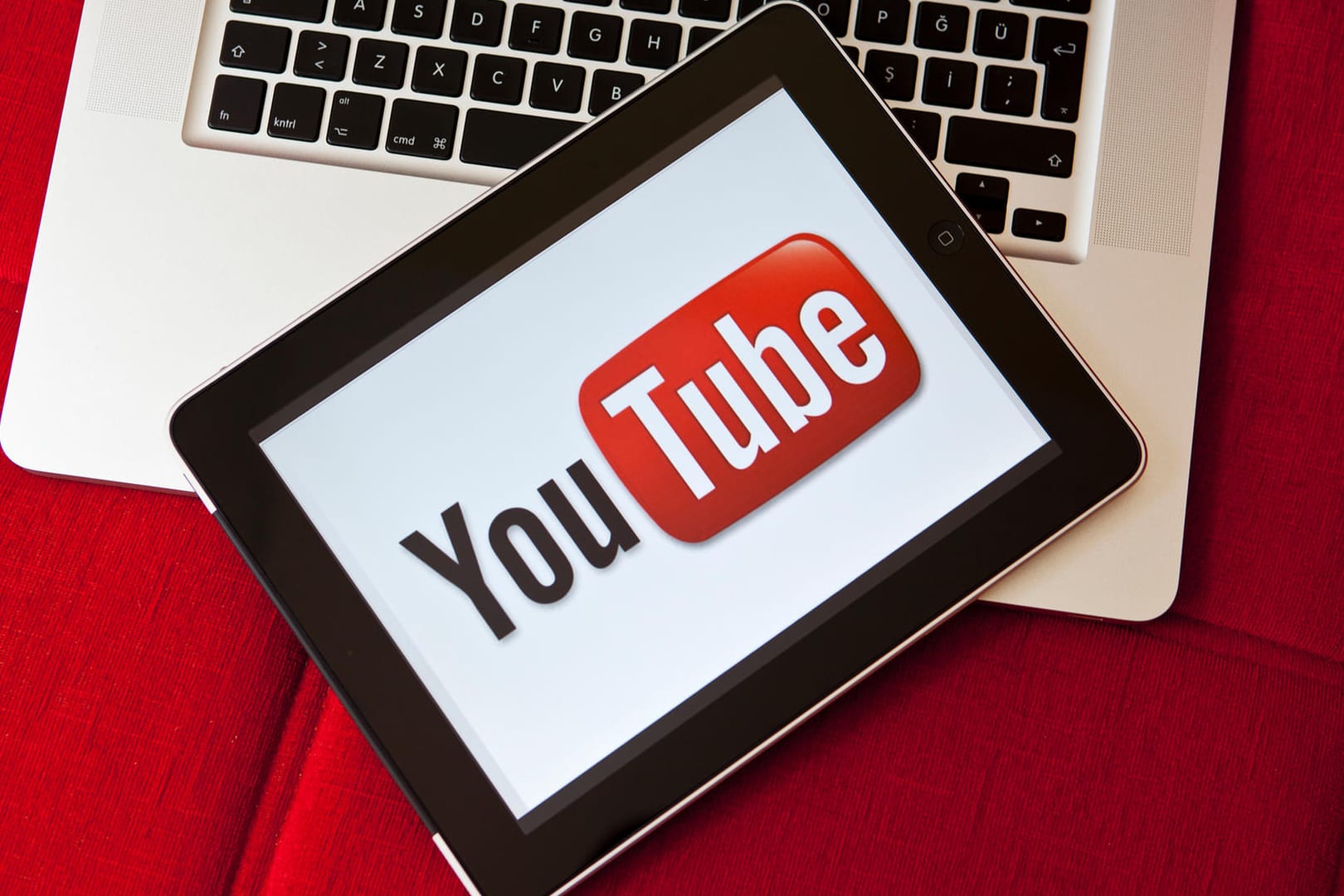 Ein Tablet mit dem YouTube-Logo: Die Videoplattform zeigt in den USA ausgewählte Spielfilme kostenlos.