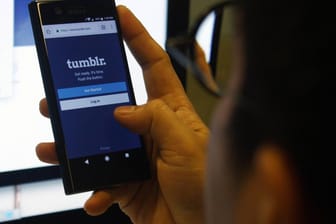 Ein Mann nutzt die Tumblr-App: Apple hat die App wegen Kinderpornografie von seinen Geräten verbannt.
