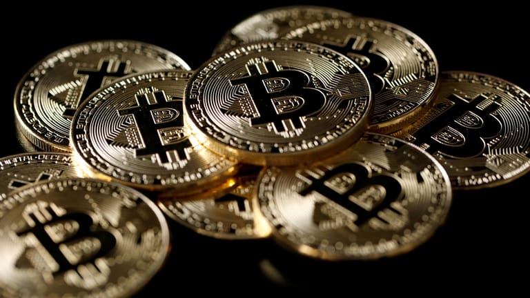 Bitcoin-Münzen als Symbol für die Kryptowährung: Als alltägliche Währung eignen sich Bitcoin und Co. wohl kaum. (Archivbild)