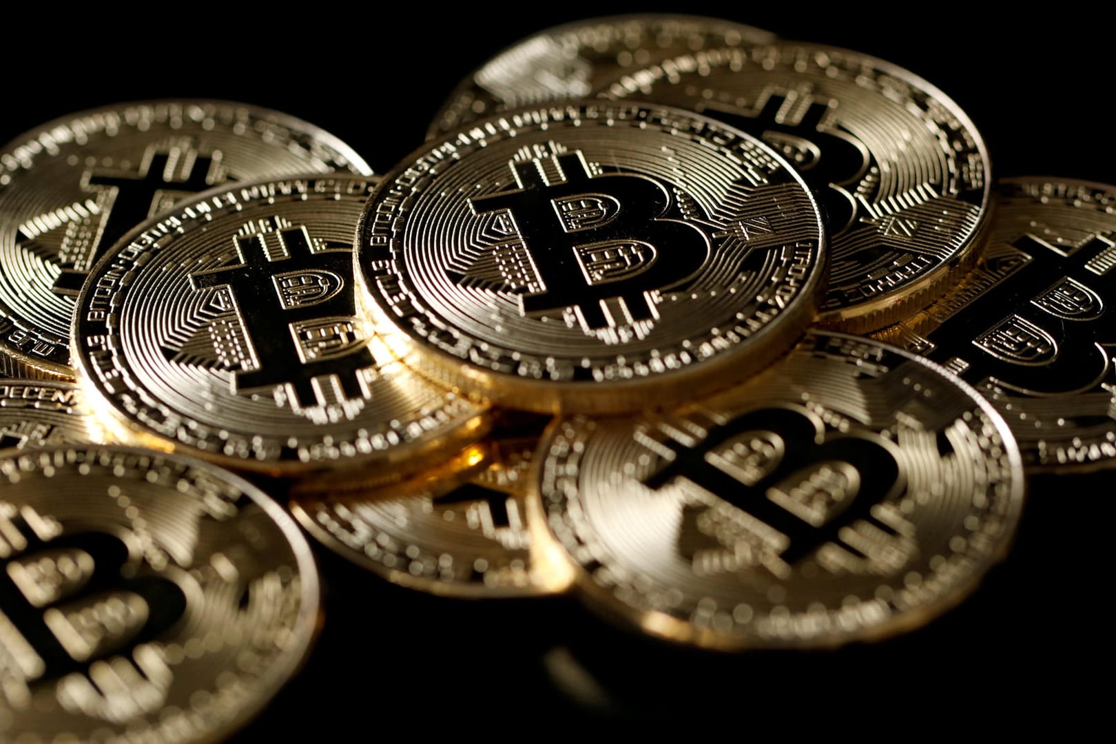 Bitcoin-Münzen als Symbol für die Kryptowährung: Als alltägliche Währung eignen sich Bitcoin und Co. wohl kaum. (Archivbild)