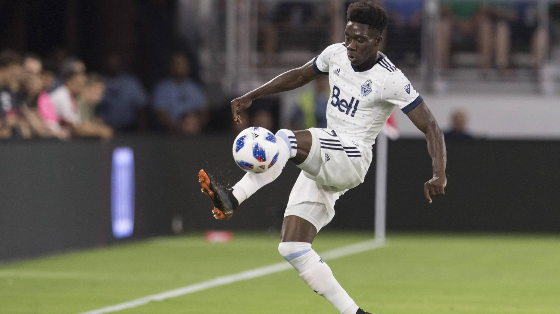 Stark am Ball: Davies im Trikot der Vancouver Whitecaps.