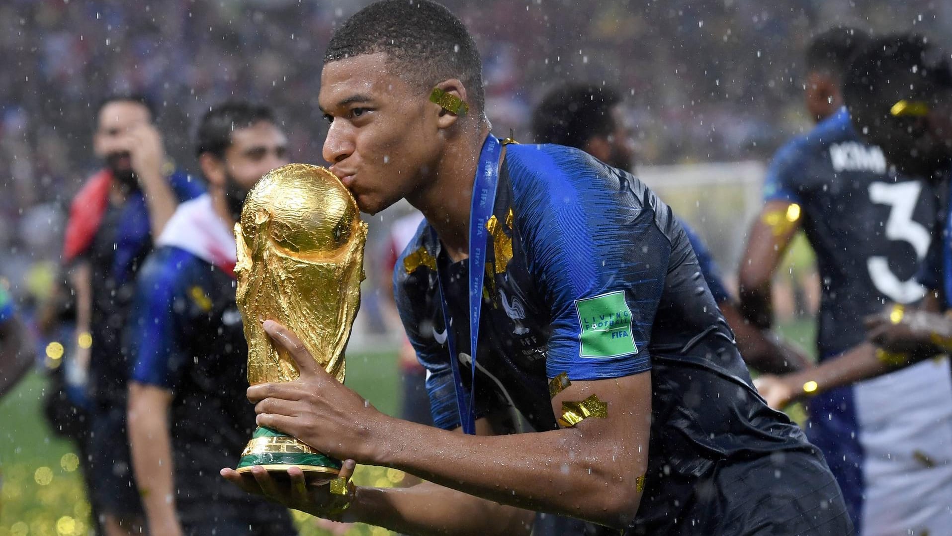 Vorbild: Kylian Mbappé nach dem WM-Finale 2018 mit dem Pokal. Dalrymple sieht viele Ähnlichkeiten bei Davies.