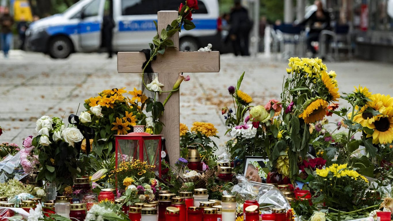 Chemnitz: Ein Holzkreuz und Blumen stehen an dem Ort, an dem Daniel H. Ende August durch Messerstiche getötet wurde.