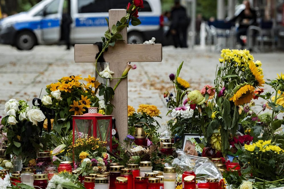 Chemnitz: Ein Holzkreuz und Blumen stehen an dem Ort, an dem Daniel H. Ende August durch Messerstiche getötet wurde.