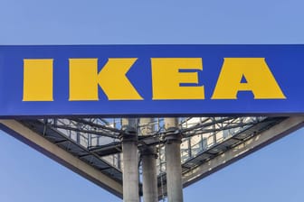 Schild einer IKEA-Filiale: Die Möbelhauskette nimmt bestimmte Hot-Dog-Würstchen aus dem Sortiment.