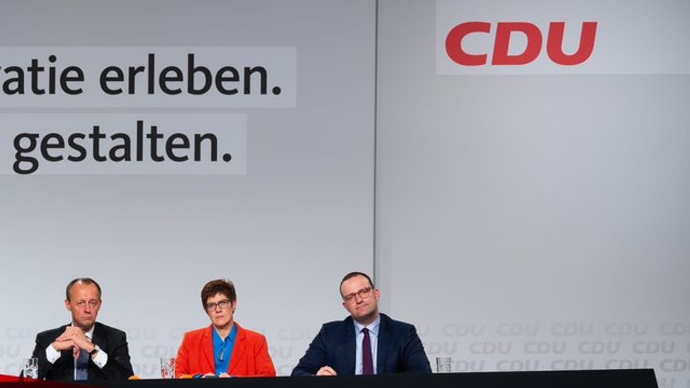 Friedrich Merz, Annegret Kramp-Karrenbauer und Jens Spahn bei der CDU-Regionalkonferenz auf dem Gelände der Messe Idar-Oberstein auf der Bühne.