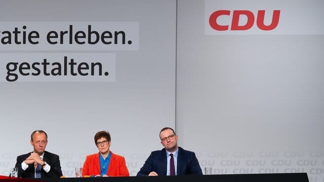Friedrich Merz, Annegret Kramp-Karrenbauer und Jens Spahn bei der CDU-Regionalkonferenz auf dem Gelände der Messe Idar-Oberstein auf der Bühne. Friedrich Merz, Annegret Kramp-Karrenbauer und Jens Spahn bei der CDU-Regionalkonferenz auf dem Gelände der Messe Idar-Oberstein auf der Bühne.