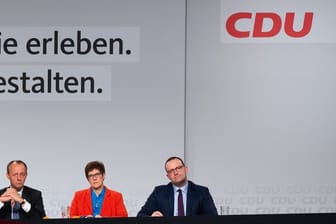 Friedrich Merz, Annegret Kramp-Karrenbauer und Jens Spahn bei der CDU-Regionalkonferenz auf dem Gelände der Messe Idar-Oberstein auf der Bühne.