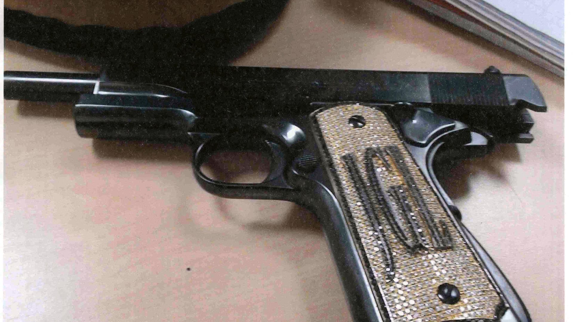 Diamantenbesetzte Pistole von "El Chapo": Um selbst töten zu können, habe der Kartellboss unter anderem eine diamantenbesetzte Pistole mit seinen Initialen, sagte ein Zeuge.