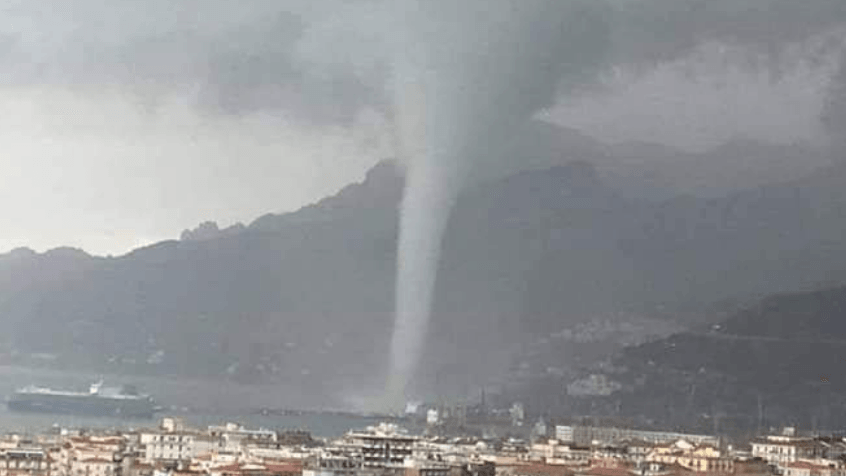 Eine Wasserhose vor der italienischen Hafenstadt Salerno: In Süditalien ist es am Dienstag zu mehreren Wirbelstürmen gekommen. Eine Wasserhose vor der italienischen Hafenstadt Salerno: In Süditalien ist es am Dienstag zu mehreren Wirbelstürmen gekommen.