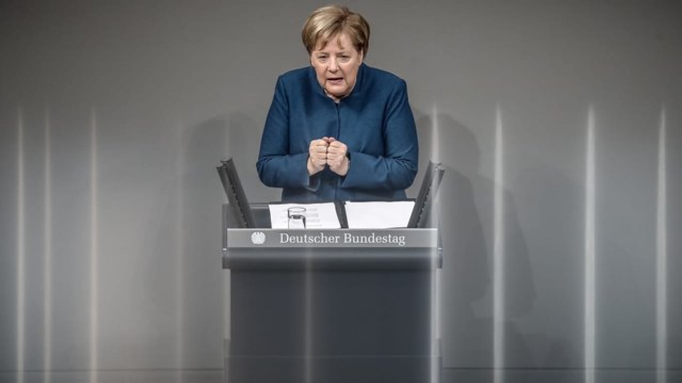 Bundeskanzlerin Merkel spricht erstmals im Bundestag, seitdem sie angekündigt hat, im Dezember beim Parteitag in Hamburg nicht erneut für den CDU-Vorsitz zu kandidieren.