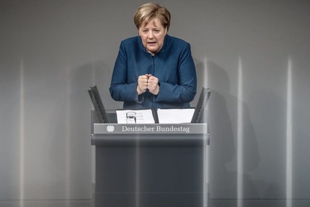 Bundeskanzlerin Merkel spricht erstmals im Bundestag, seitdem sie angekündigt hat, im Dezember beim Parteitag in Hamburg nicht erneut für den CDU-Vorsitz zu kandidieren.
