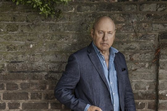 Mark Knopfler fliegen die Songs zu.