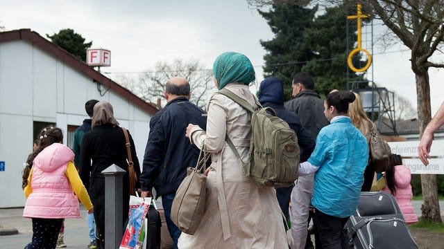 "Flüchtlingsbürgen" sind Menschen, die sich gegenüber der Ausländerbehörde verpflichtet haben, die Lebenshaltungskosten für einen Flüchtling zu übernehmen. "Flüchtlingsbürgen" sind Menschen, die sich gegenüber der Ausländerbehörde verpflichtet haben, die Lebenshaltungskosten für einen Flüchtling zu übernehmen.