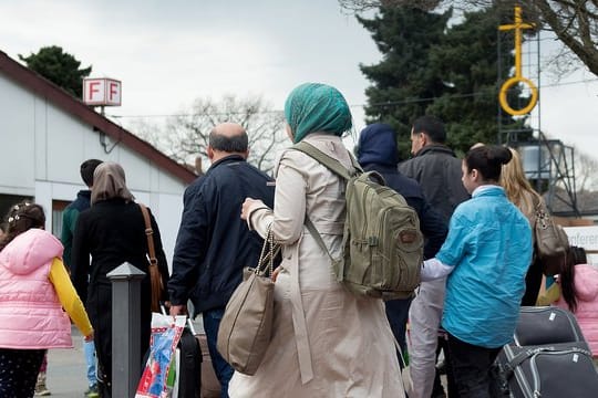 "Flüchtlingsbürgen" sind Menschen, die sich gegenüber der Ausländerbehörde verpflichtet haben, die Lebenshaltungskosten für einen Flüchtling zu übernehmen.