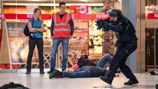 Bei der bisher größten Anti-Terror-Übung auf einem deutschen Flughafen haben Polizisten den Ernstfall geprobt. Bei der bisher größten Anti-Terror-Übung auf einem deutschen Flughafen haben Polizisten den Ernstfall geprobt.