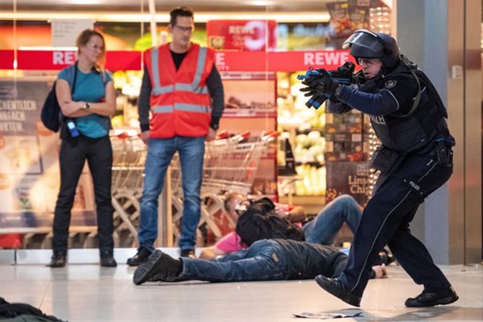 Bei der bisher größten Anti-Terror-Übung auf einem deutschen Flughafen haben Polizisten den Ernstfall geprobt.
