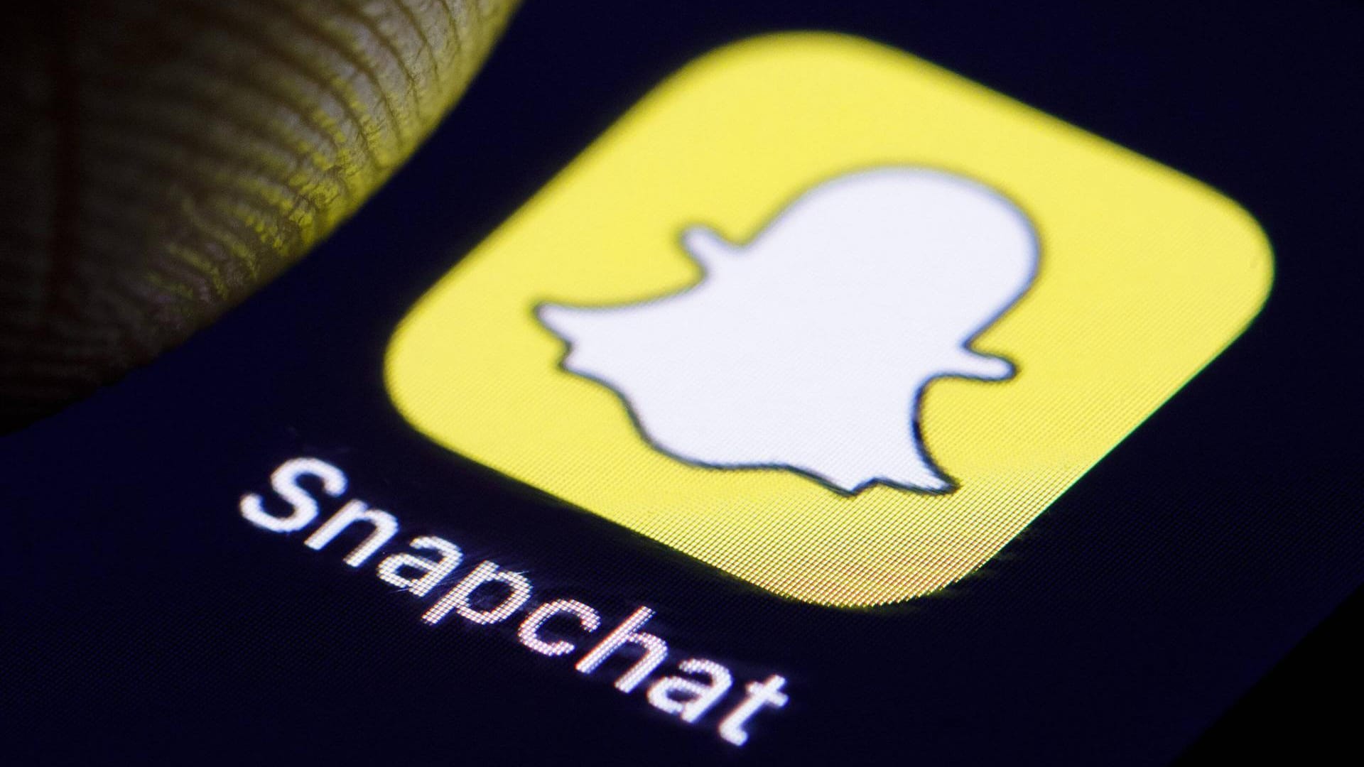 Der Mann soll sich in Chatforen und auf Snapchat als Mädchen ausgegeben und so sexuelle Gespräche eingeleitet haben. Der Mann soll sich in Chatforen und auf Snapchat als Mädchen ausgegeben und so sexuelle Gespräche eingeleitet haben.