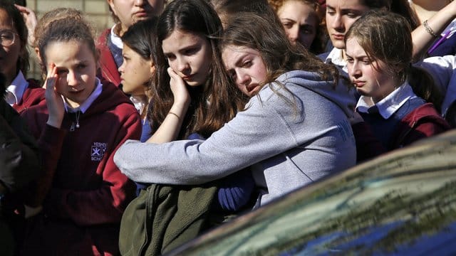 Der Gewalt der Worte folgt ganz leicht die Gewalt der Taten, wie der jüngste Anschlag auf eine Synagoge in Pittsburgh im US-Bundesstaat Pennsylvania zeigt. Der Gewalt der Worte folgt ganz leicht die Gewalt der Taten, wie der jüngste Anschlag auf eine Synagoge in Pittsburgh im US-Bundesstaat Pennsylvania zeigt.