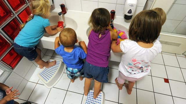 Mit höherem Kindergeld steigt die Wahrscheinlichkeit, dass Kinder in einer Kita betreut werden. Mit höherem Kindergeld steigt die Wahrscheinlichkeit, dass Kinder in einer Kita betreut werden.
