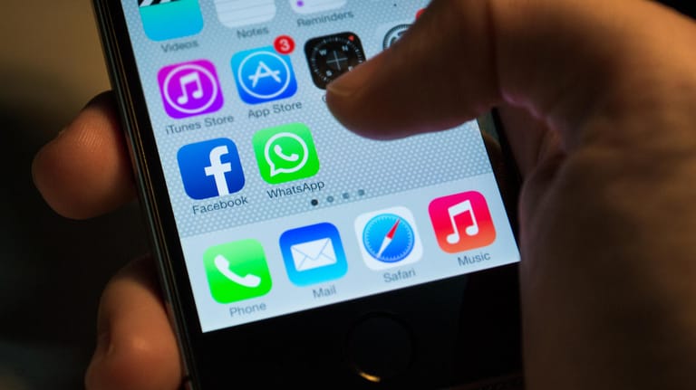 WhatsApp auf einem iPhone (Symbolbild): Die Dual-SIM-Funktion der neuen Apple-Geräte lässt sich mit WhatsApp nicht nutzen.