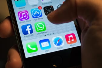 WhatsApp auf einem iPhone (Symbolbild): Die Dual-SIM-Funktion der neuen Apple-Geräte lässt sich mit WhatsApp nicht nutzen.