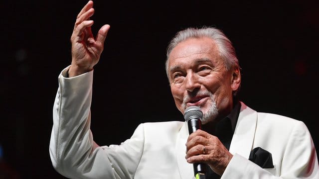 Der tschechische Schlagersänger Karel Gott ist zur Beobachtung im Krankenhaus. Der tschechische Schlagersänger Karel Gott ist zur Beobachtung im Krankenhaus.
