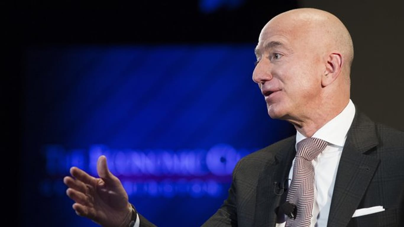 Jeff Bezos, Gründer und CEO von Amazon, unterstützt obdachlose Familien.