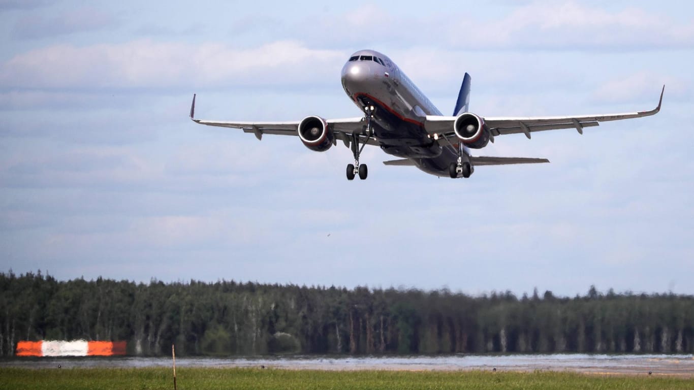 Ein Flugzeug der Linie Aeroflot hebt ab: Am Flughafen Moskau-Scheremetjewo hat sich ein tödlicher Zwischenfall ereignet.