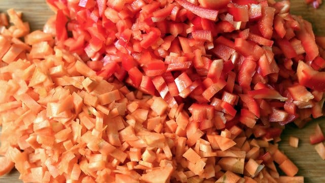 Geschnittenes Gemüse: Küchenmaschinen können den Alltag erleichtern, zum Beispiel beim Zerkleinern großer Mengen von Lebensmitteln.