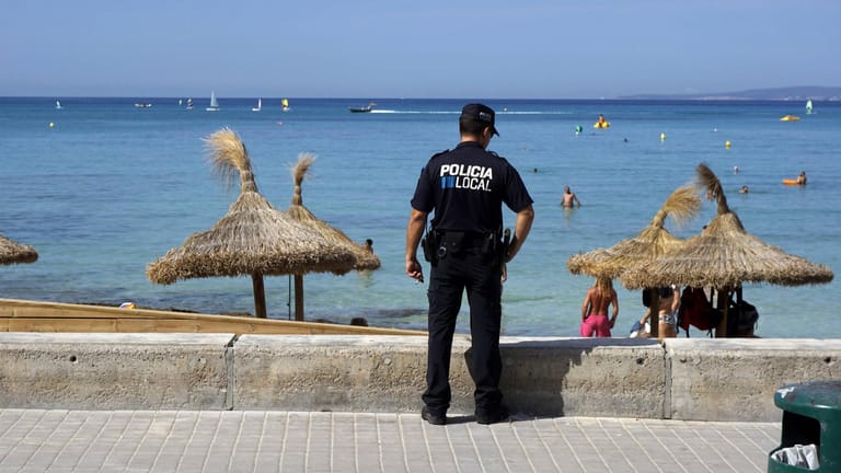 Polizist in Mallorca: Am Touristenstrand schauen Polizisten immer wieder nach dem Rechten.