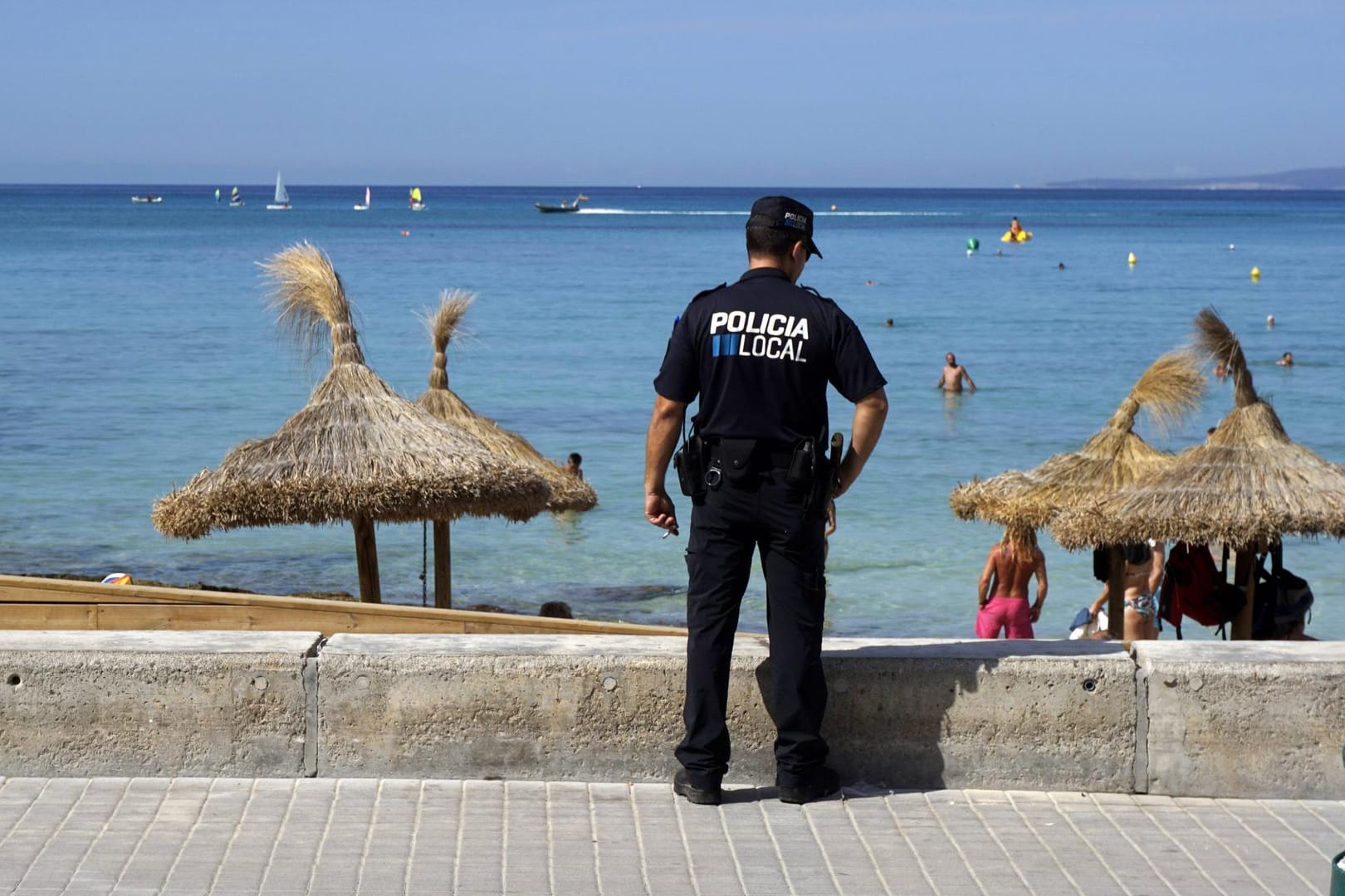 Polizist in Mallorca: Am Touristenstrand schauen Polizisten immer wieder nach dem Rechten.